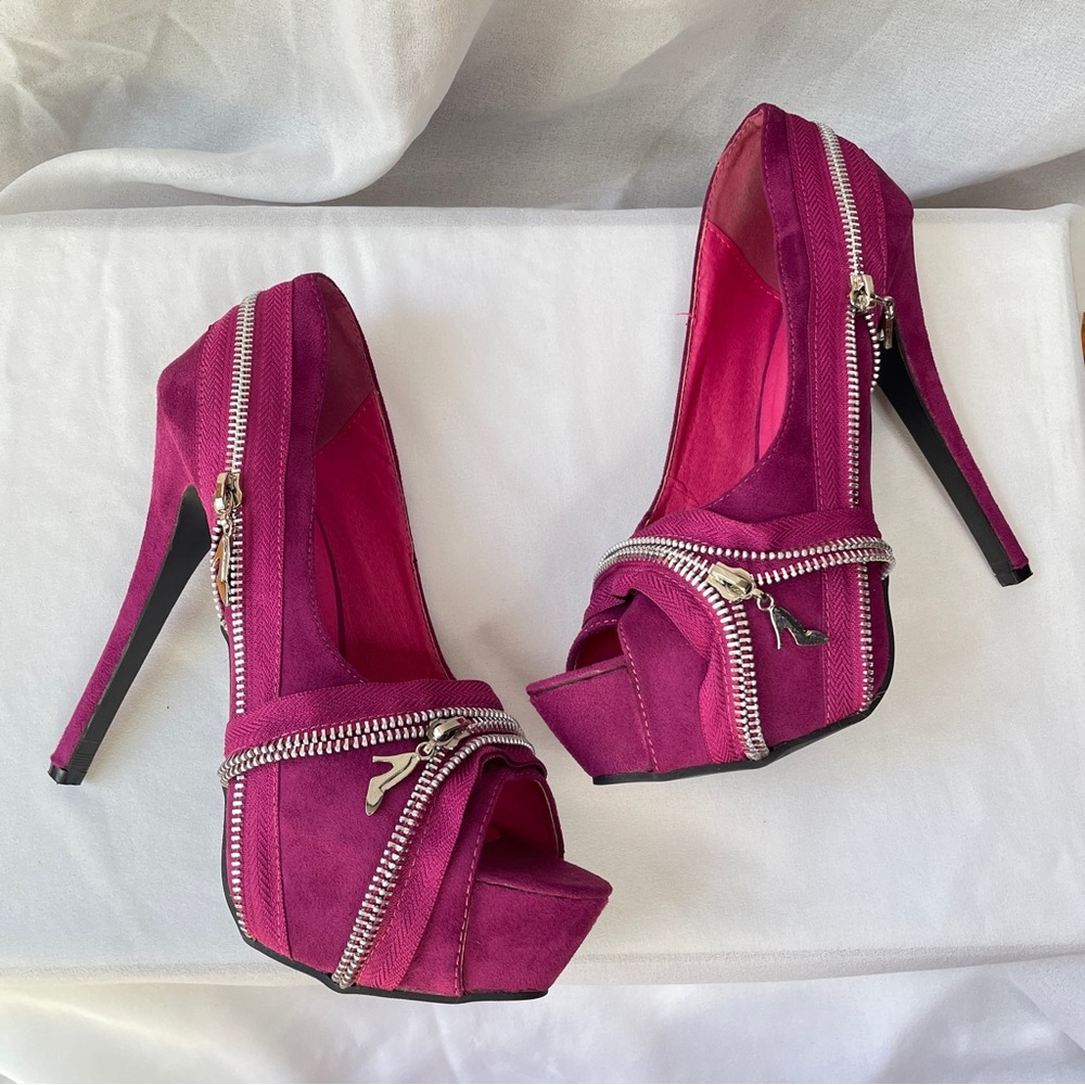 SOLD Show Story Zipper Heel Obsessed Suede Pulps Size 8.5